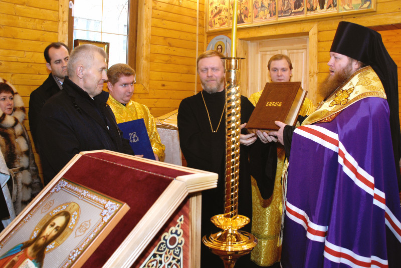 Божественная литургия в новом храме, построенном в честь равноапостольного князя Владимира.