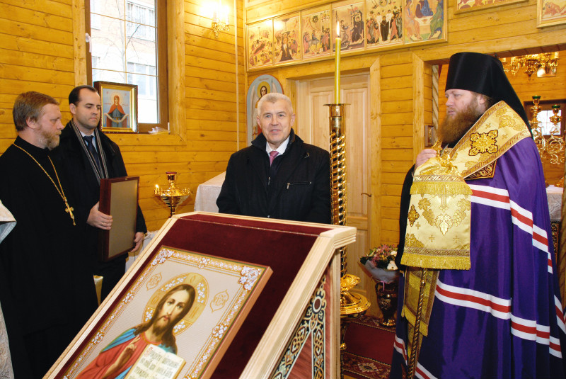 Божественная литургия в новом храме, построенном в честь равноапостольного князя Владимира.
