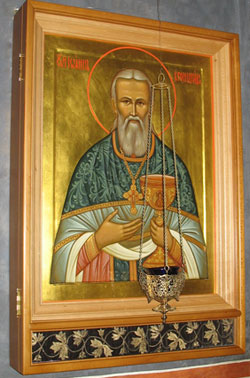 Пояс святого праведного Иоанна Кронштадтского в киоте с новонаписанной иконой святого
