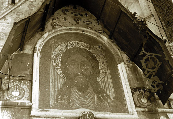 Поруганная святыня... (фото середины XX века) Мозаичный образ Спаса Нерукотворного над входом в Усыпальницу 