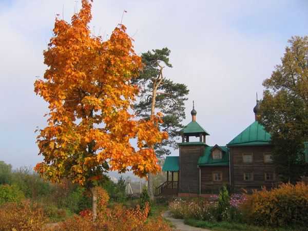 Подворье Новоспасского монастыря  Золотая осень
