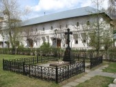 Архимандрит Иннокентий (Просвирнин, † 1994) место последнего  упокоения в стенах монастыря