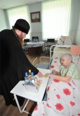 Посещение братией монастыря психоневрологического интерната Посещение больных